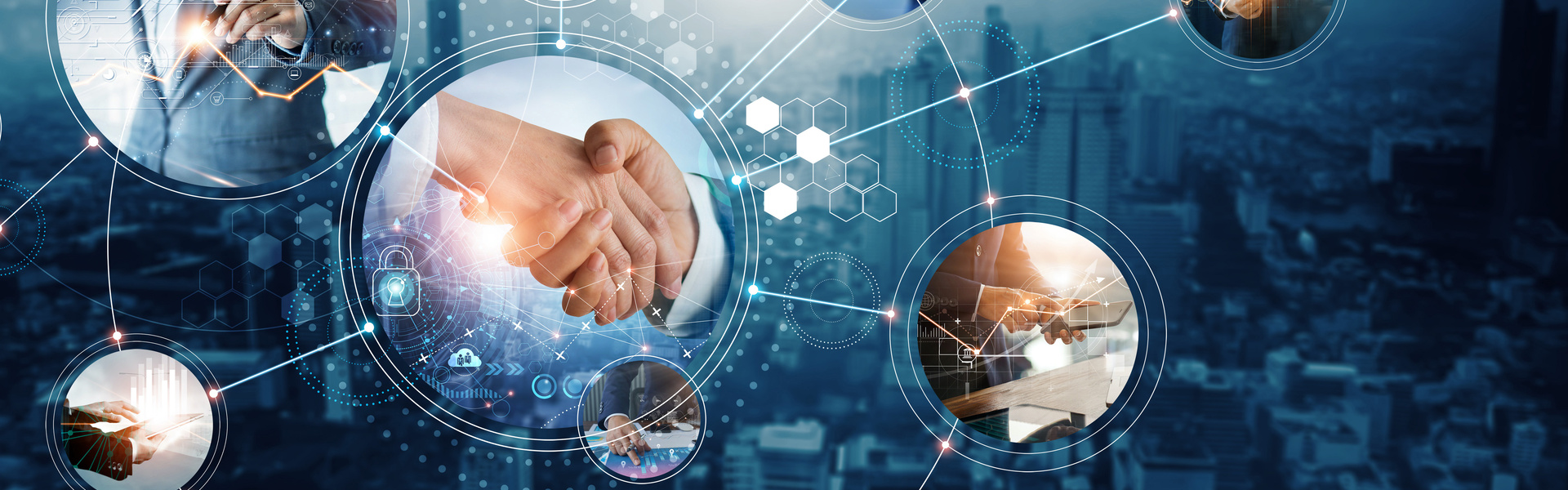 Digitale Transformation und Geschäftsmanagement mit Handshake, Diagrammen und urbanem Hintergrund.