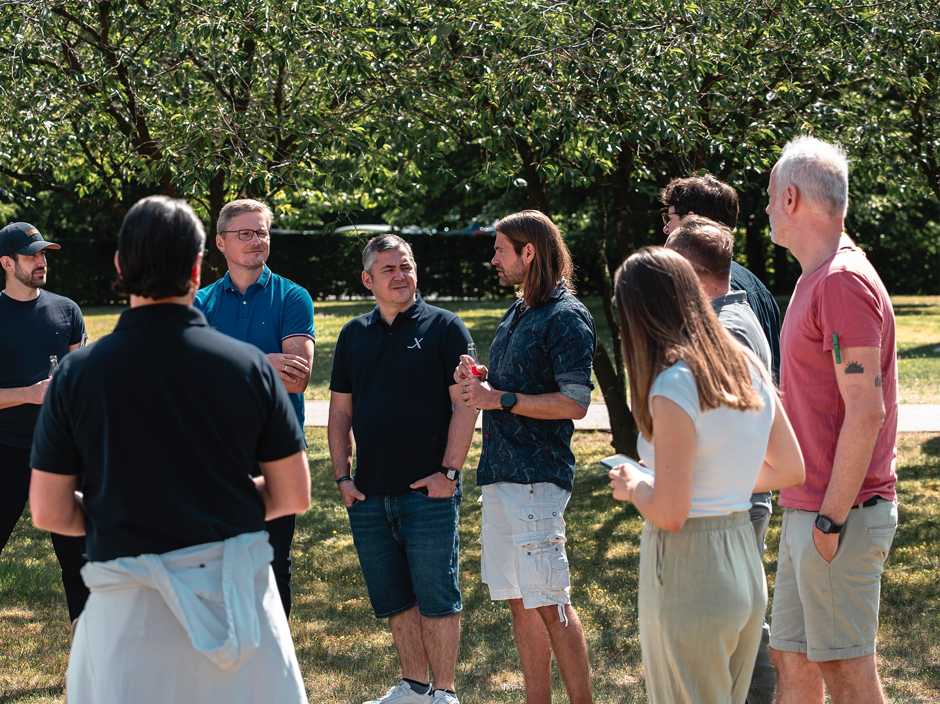 Teilnehmende und Berater von AdEx Partners im Austausch beim Digital Bootcamp