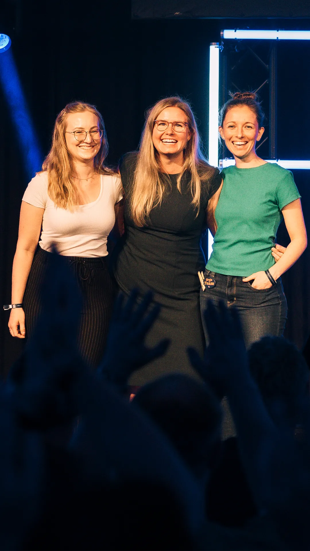 Drei Mitarbeiterinnen von AdEx Partners beim Kick-off 2024 in Berlin