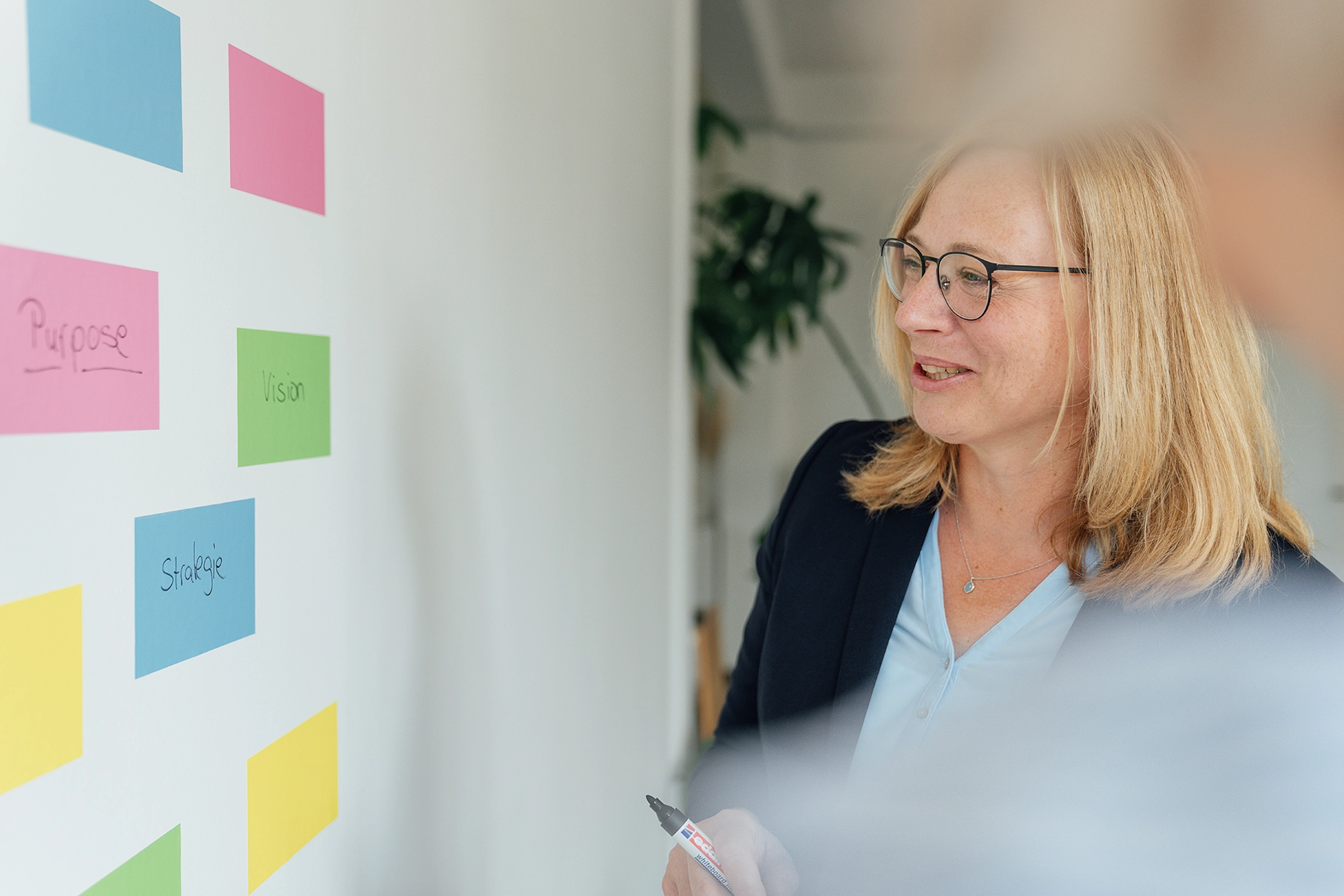 Porträt von Tanja Herzig, Organisationsmanagerin und Transformations-Expertin bei AdEx Partners