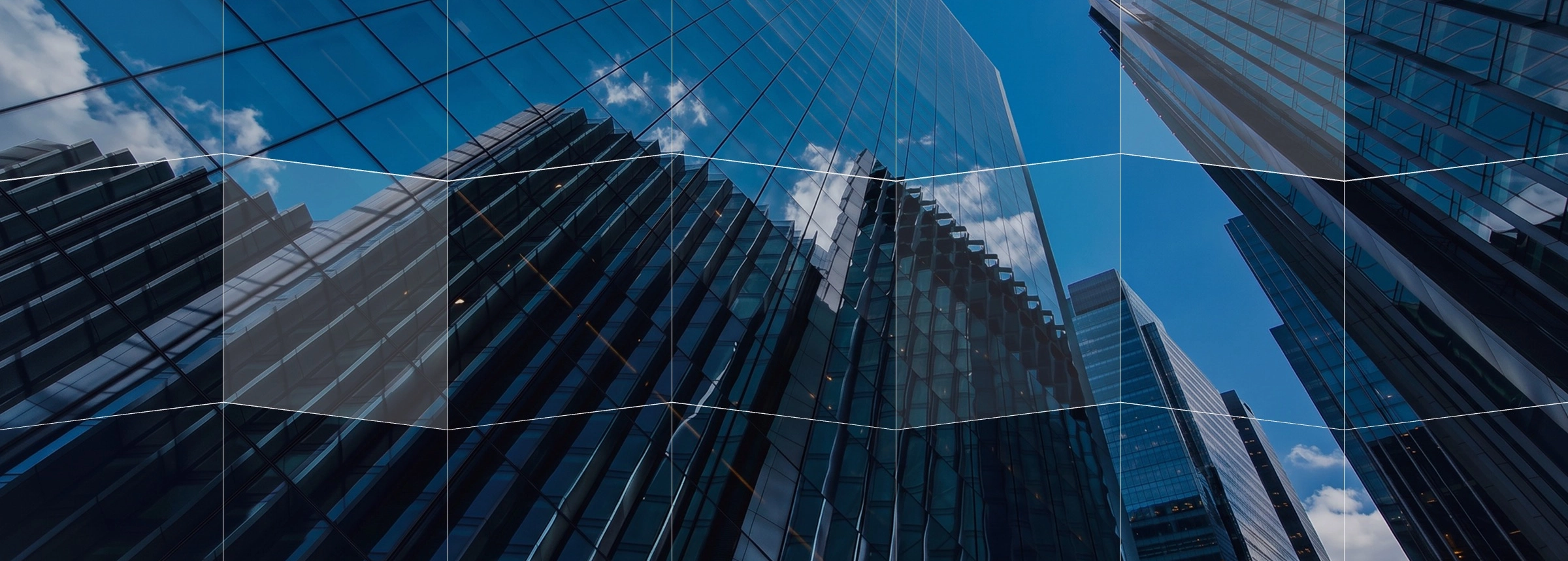 Moderne Bürogebäude als Symbol für Unternehmensstrategie und Transformation