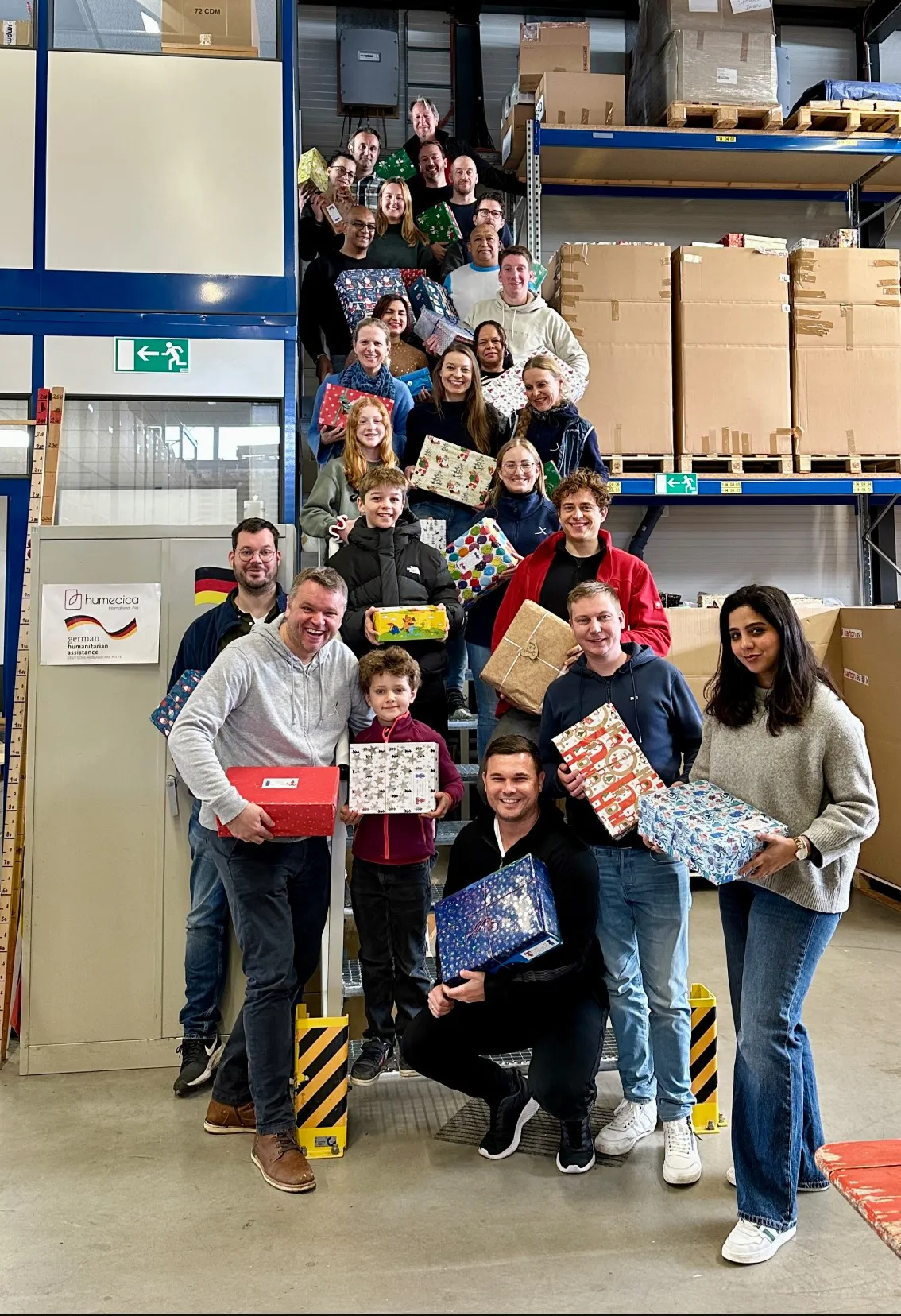 AdEx Partners Team bei einer Geschenkspendenaktion für humedica