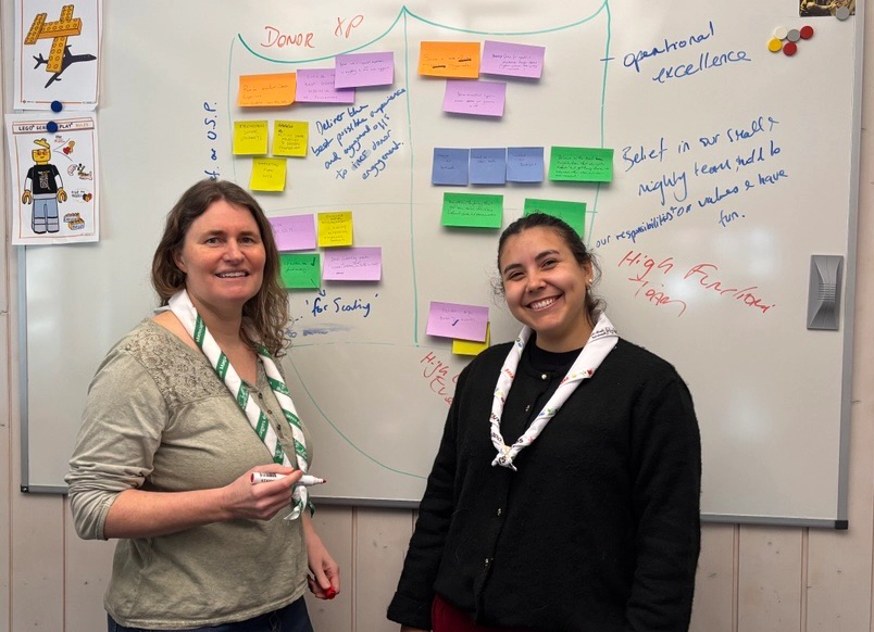 Mischa Rychener (l.) and Flor Cagliero from the World Scout Foundation talk about how they benefited from the AdEx Digital Bootcamp in an interview.