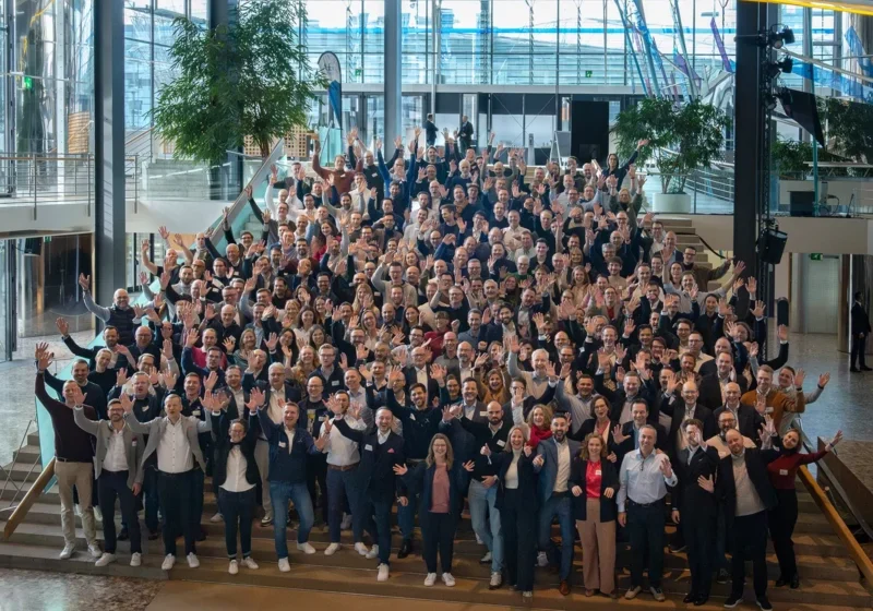 AdEx Partners Team beim Kick-off Event in Bonn posiert gemeinsam für ein Gruppenfoto.