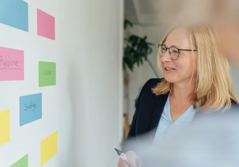 Porträt von Tanja Herzig, Organisationsmanagerin und Transformations-Expertin bei AdEx Partners